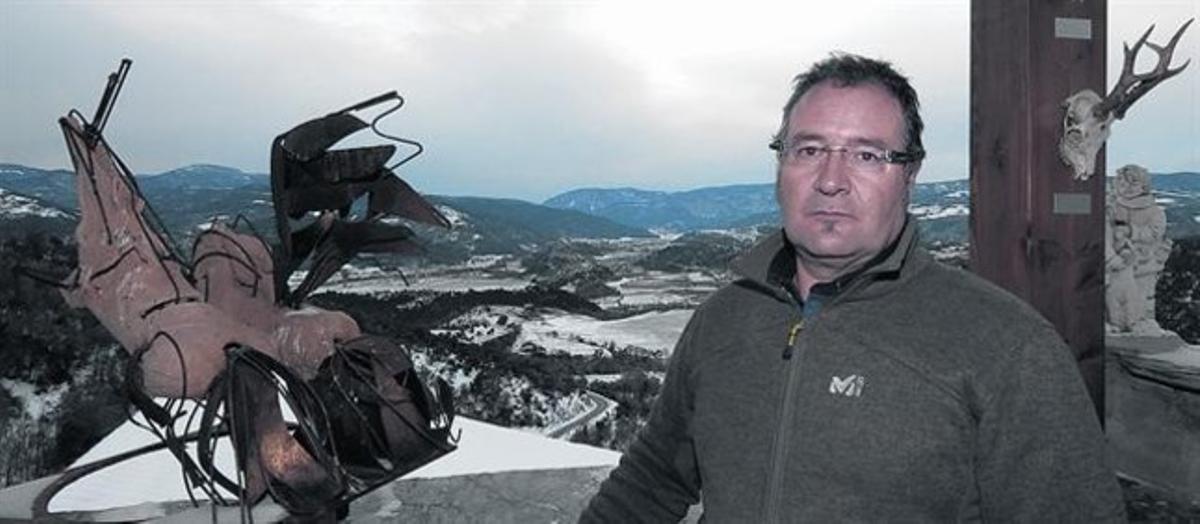 Josep Maria Troguet, al balcó de Cal Serni, la casa rural del segle XV que posseeix a Calvinyà, ahir.