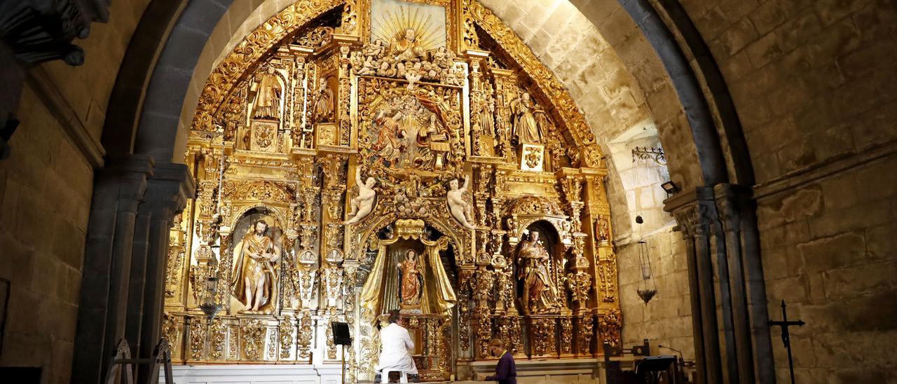 Las restauradoras ultiman detalles en el retablo de Santa María de Baiona.
