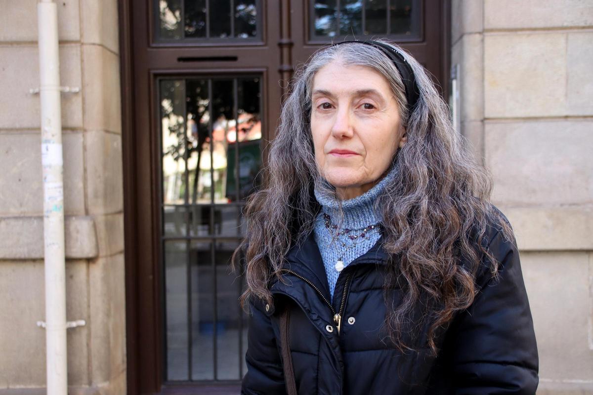 Elisenda frente a la puerta de su casa, la Casa Orsola.