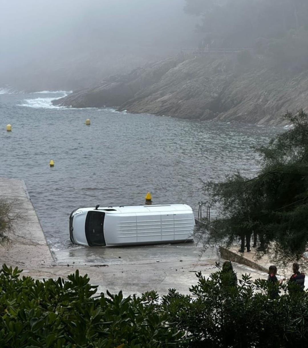 Apareix una furgoneta amb 2.300 quilos d'haixix i mig bolcada dins l'aigua a Begur