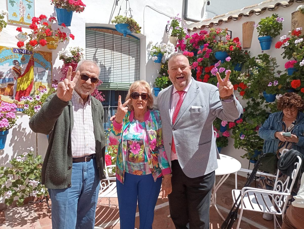 Patio de Aurora Sánchez, ganador del certamen provincial, con el alcalde de Rute, David Ruiz, y Anselmo Córdoba, propietario del Patio Con Duende que ha obtenido mención especial.