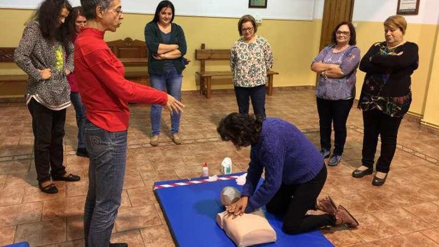 María Jesús Rodríguez imparte un taller de RCP en Infiesto.