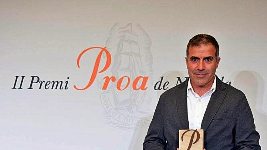 Francesc Serés amb el premi Proa de Novel·la.