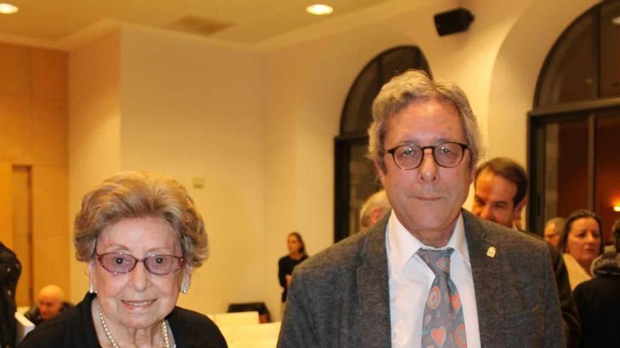 Pepe Monteserín y su madre, María Luisa Corrales, ayer, tras la presentación del libro en Pravia.