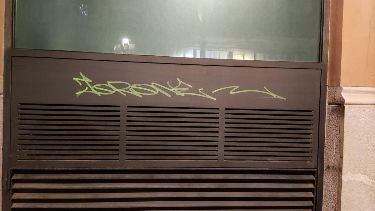 Grafiti con una firma en una ventana del Parlament balear.