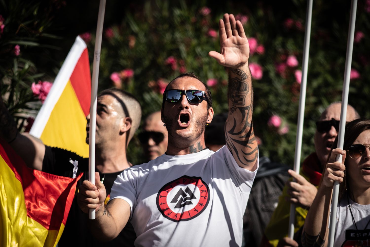 Un hombre levanta el brazo durante una manifestación neonazi para celebrar el día de la Hispanidad