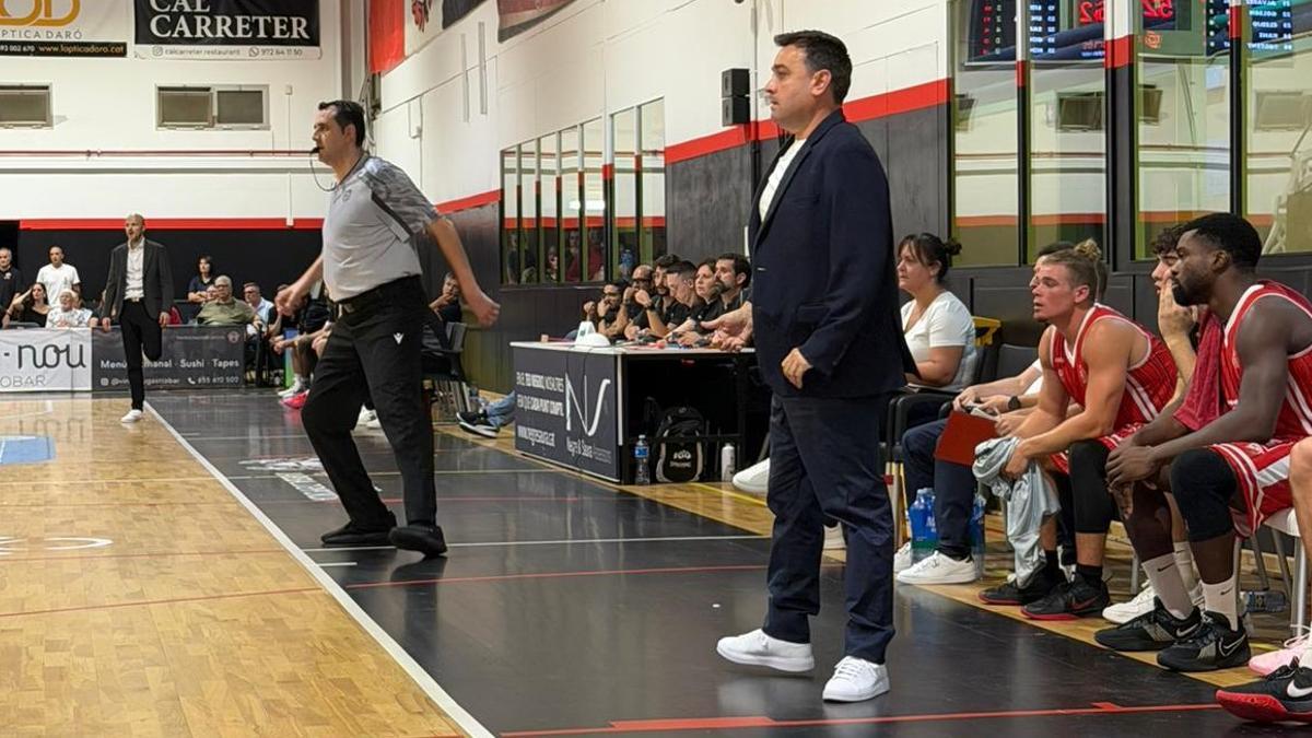 Sergio Lamúa dirigiendo el partido de la jornada dos del Benicarló frente al Bisbal.