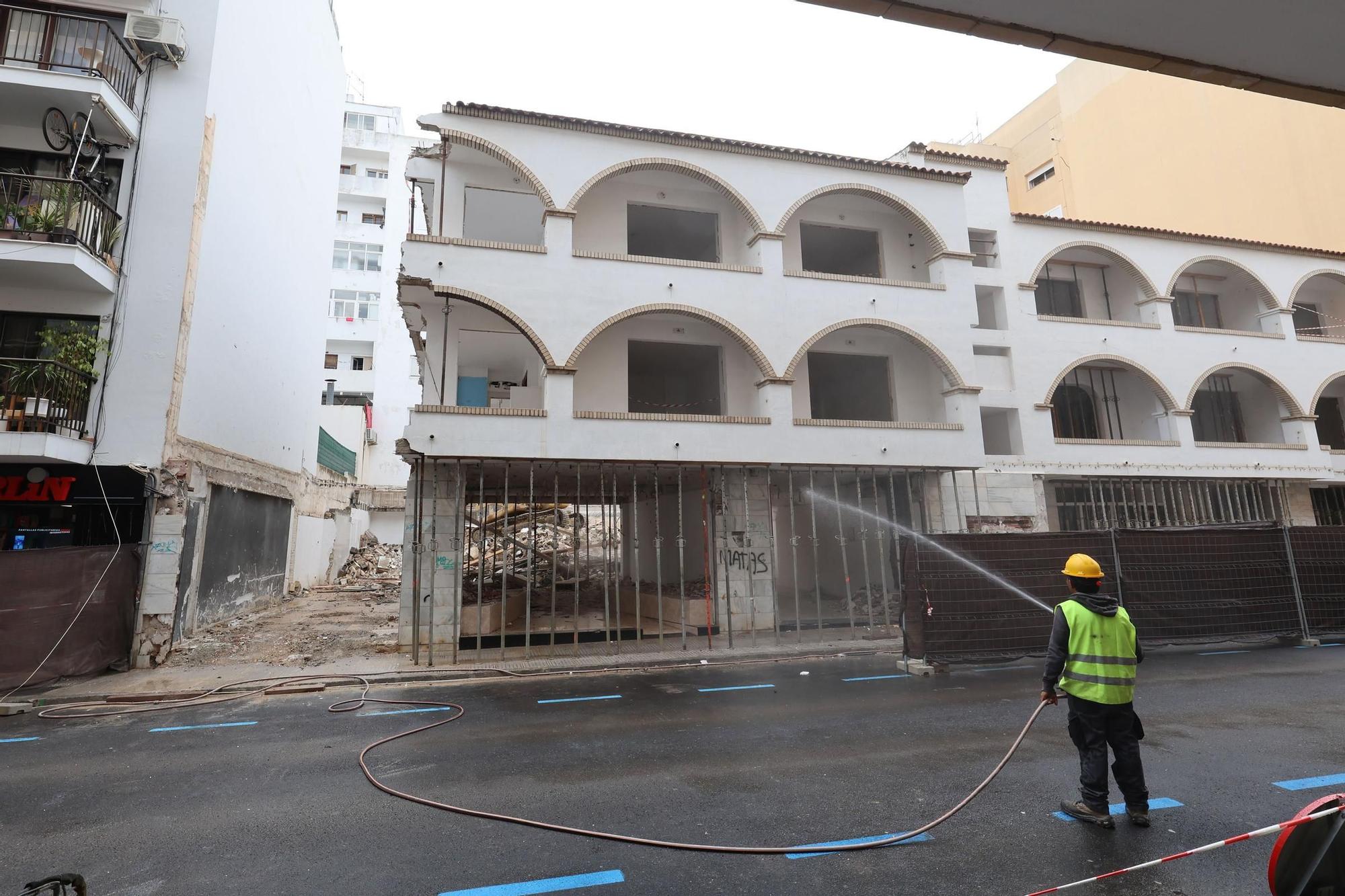 Derribo de un edificio en la calle Aragón de Vila