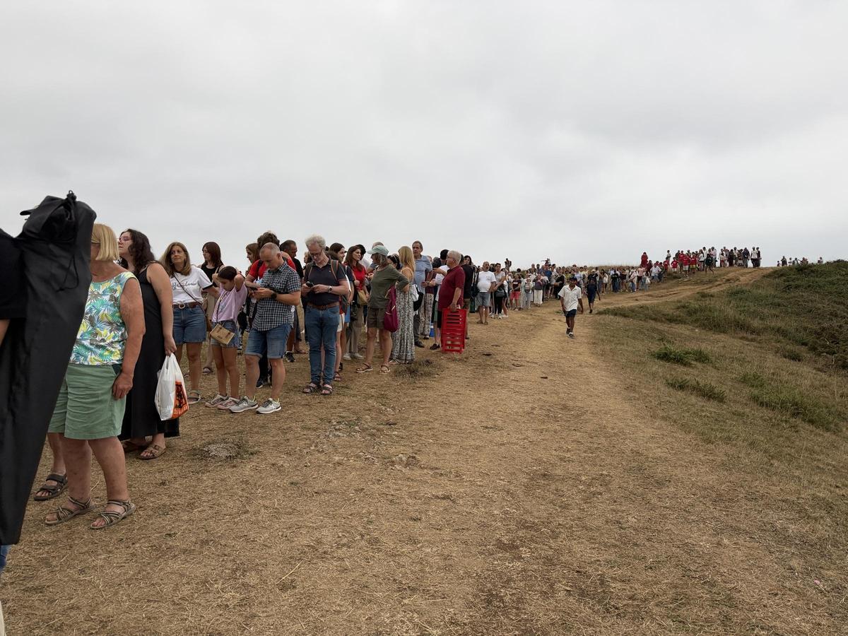 El atasco para salir de la zona de Punta Jarri al paseo de san Pedro tras la fase de totalidad del eclipse.