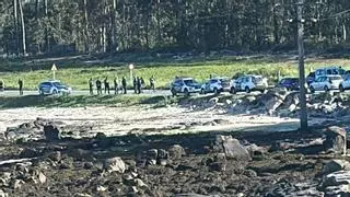 La marea arrastra dos fardos a la playa de Tragove