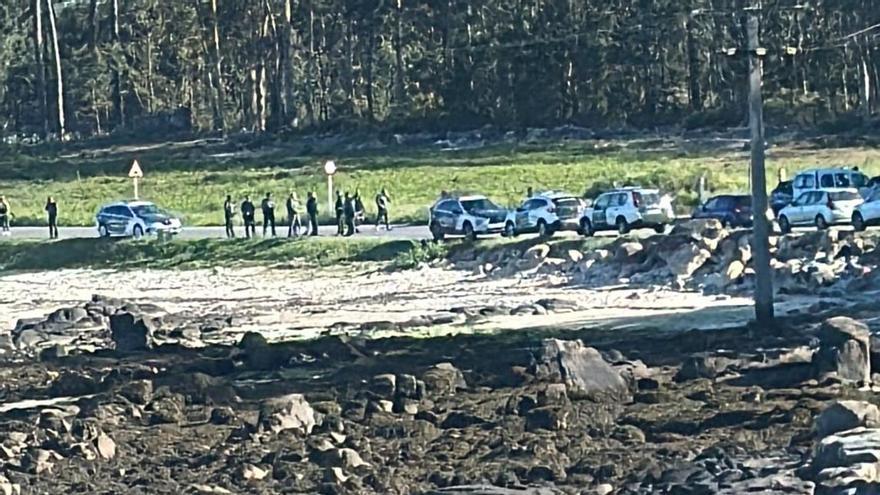 Despliegue de la Guardia Civil en la playa de Tragove.