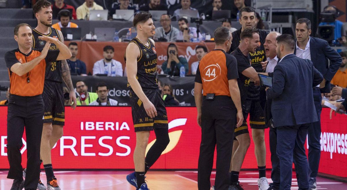 Vidorreta, en el momento de ser sancionado con una técnica. | EFE