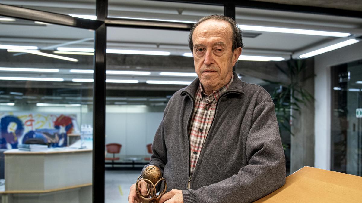 Anselm Perramon ensenya el guardó concedit per la Federació Catalana de Basquetbol