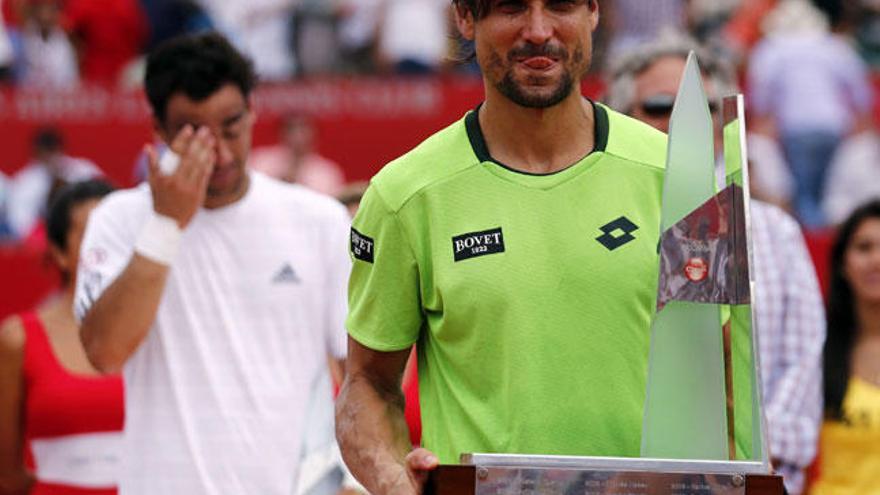 Ferrer con el trofeo de ganador.