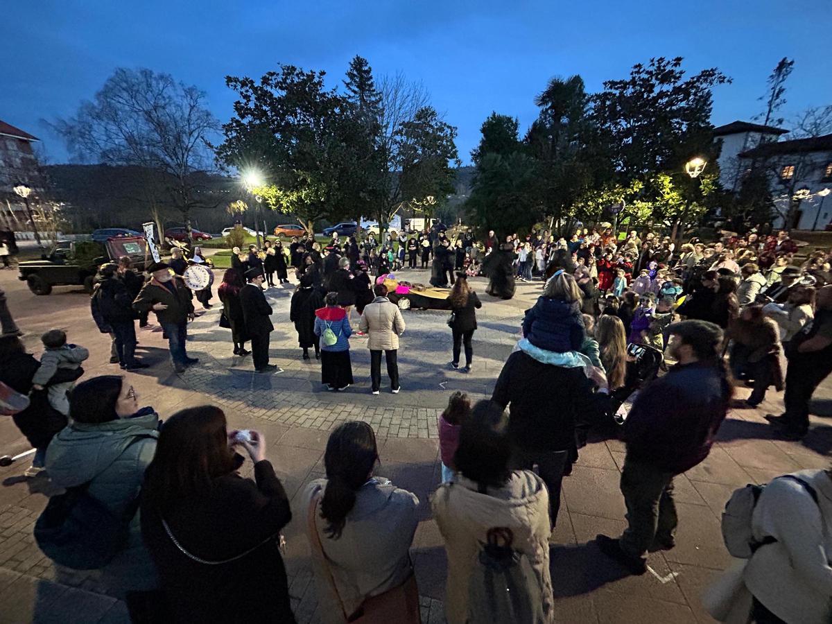EN IMÁGENES: Grado despide su carnaval y llora el enterro del moscón