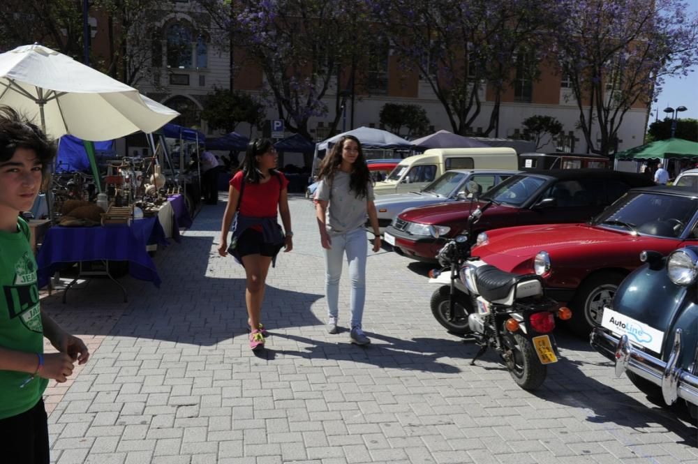 Lo coches antiguos conquistan  el Cuartel de Artillería