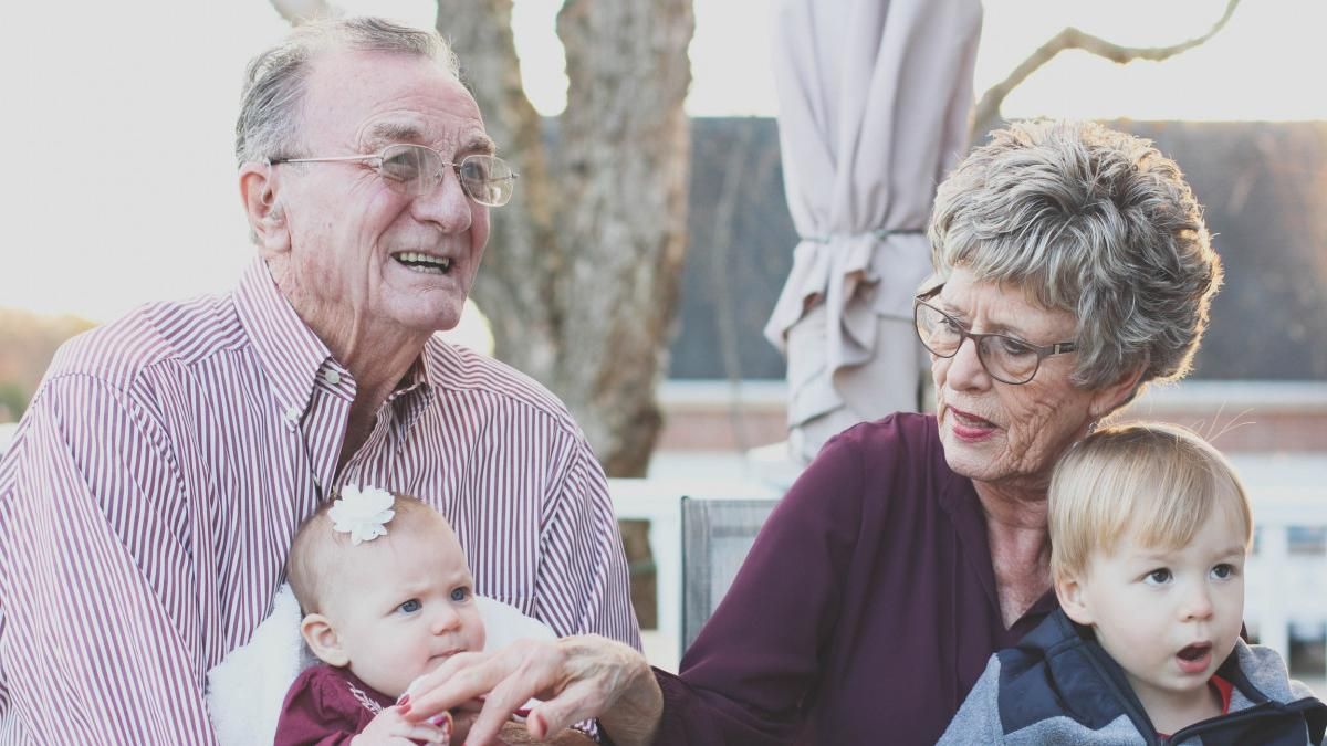 Abuelo y abuela con sus nietos.