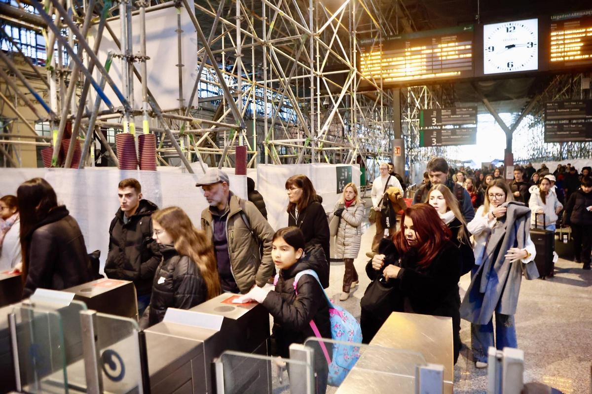 Aglomeración de pasajeros en la Estación del Norte.