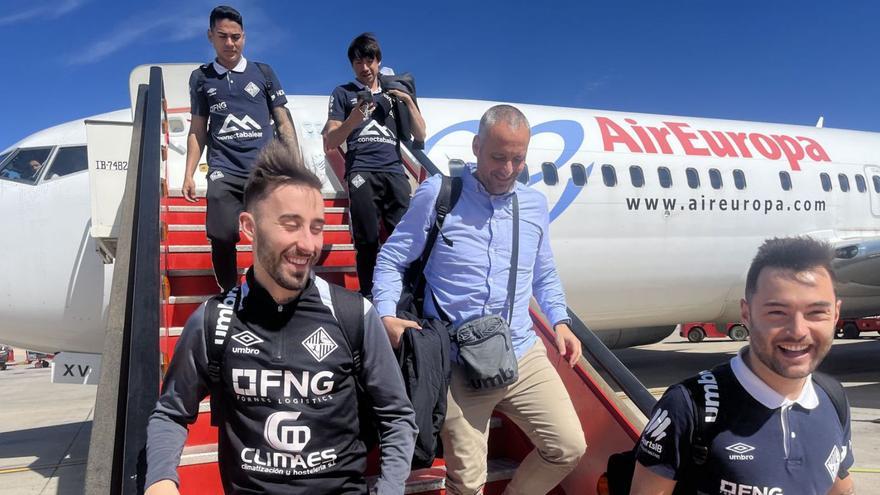 Vadillo y los jugadores descienden del avión a su llegada a Ciudad Real. | MALLORCA PALMA FUTSAL