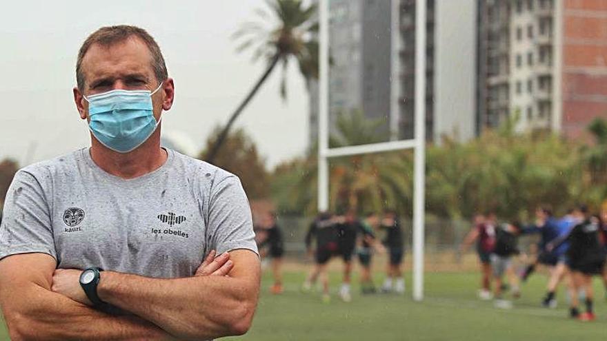 Alberto Socías, entrenador de Les Abelles, en los campos de Quatre Carreres