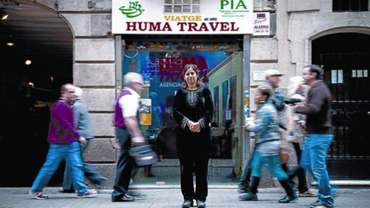 Al frente del negocio 8 Huma Jamshed, en una de sus agencias de viajes, en el Raval.