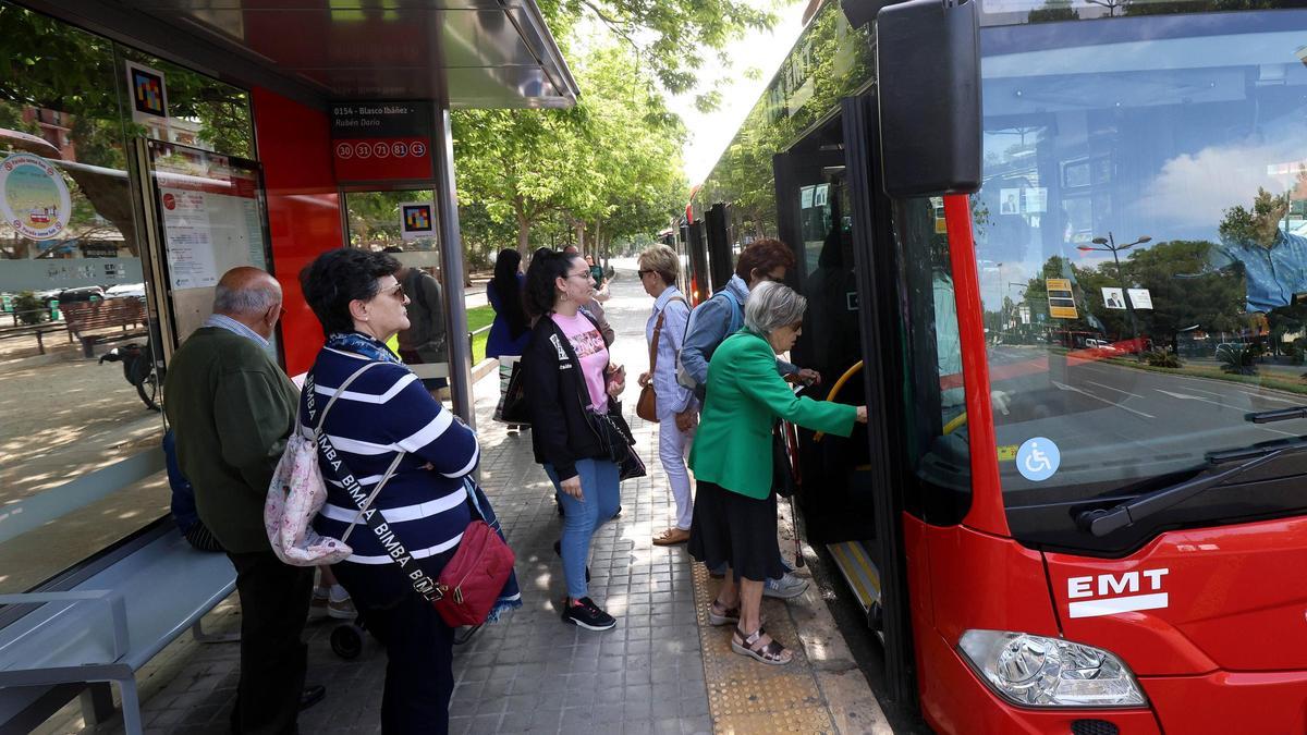 Viajeros subiendo a un bus de la EMT en València