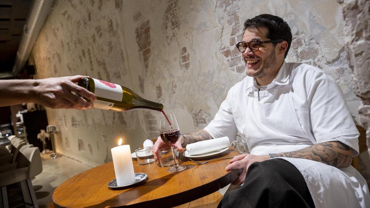 El cocinero Óscar Álvarez, en una mesa de Barra Oso.