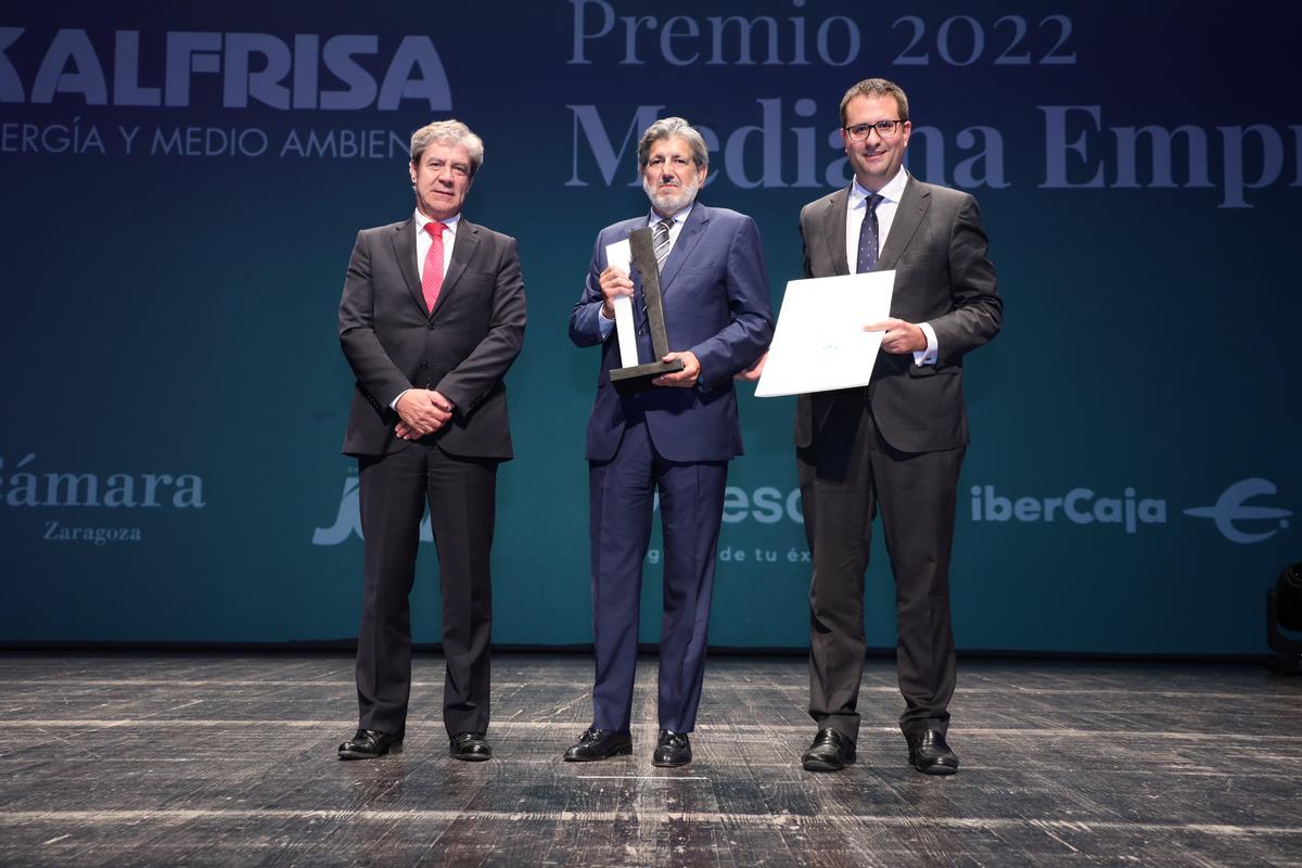 El Premio Mediana Empresa fue para Kalfrisa y lo recogió su presidente, Andrés Izuzquiza. Entregaron el premio Pascual Gomis, director de Clientes Preferentes de la Territorial Norte de CESCE, y Enrique Barbero, tesorero de Cámara Zaragoza.