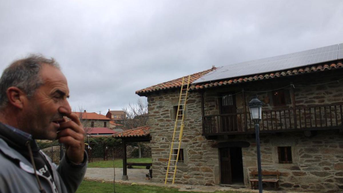 Paneles solares en la casa rural de José Vega. | Araceli Saavedra