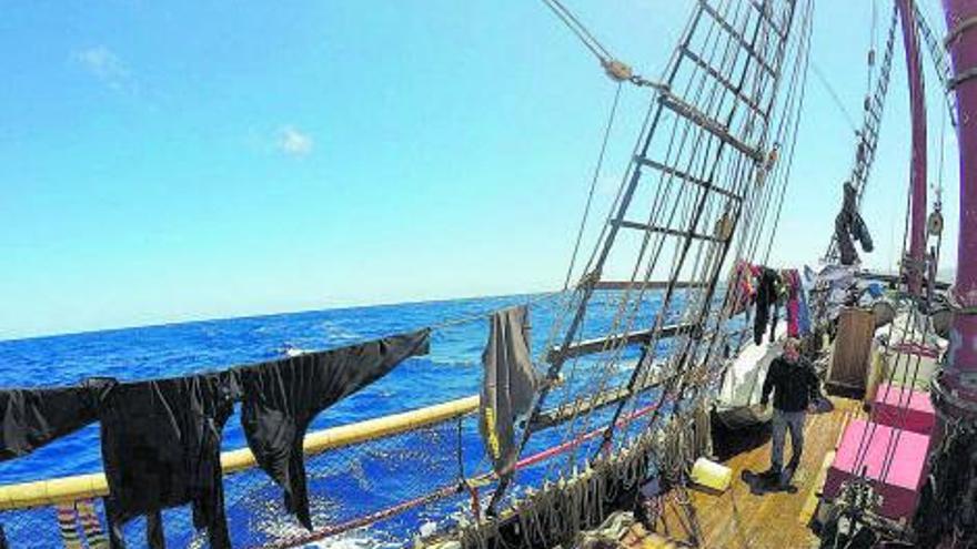 La roba estesa, rentada amb aigua de mar, quedava encartronada