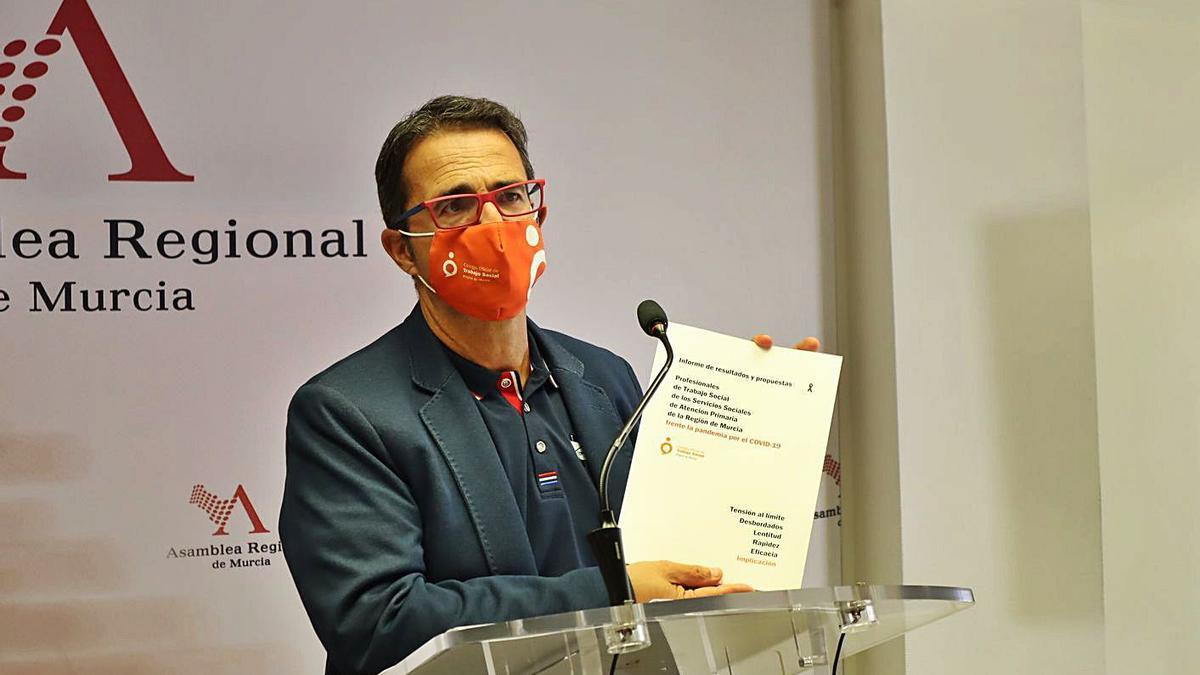 Juan Carrión, presidente del Colegio de Trabajo Social, presentó ayer el informe en la Asamblea.