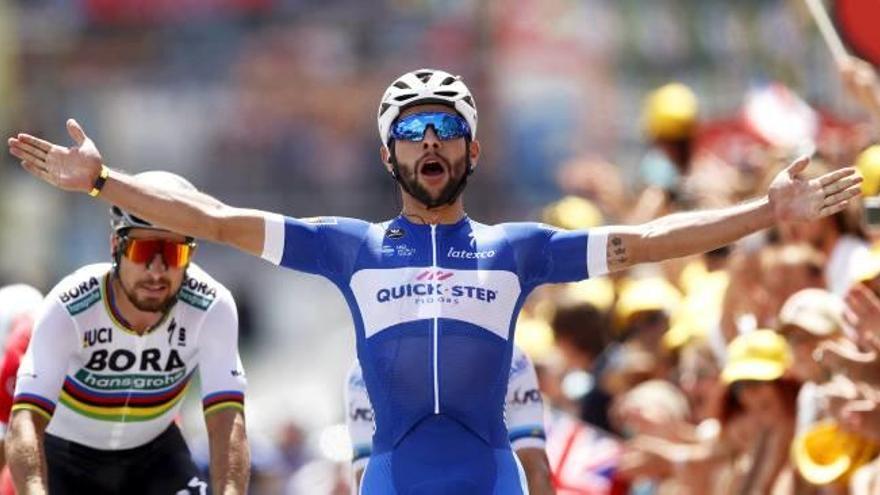 Fernando Gaviria celebra su triunfo en la isla de Noirmoutier.