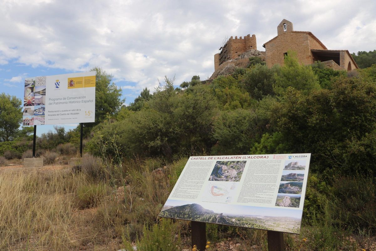 La fortificación está ubicada estratégicamente sobre un peñasco calizo a 370 metros de altura.