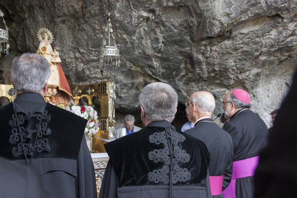 El Arzobispo de Oviedo, en Covadonga