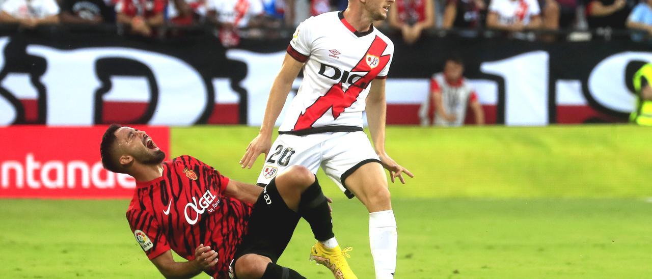 Jaume Costa es entrado en falta por un jugador del Rayo.