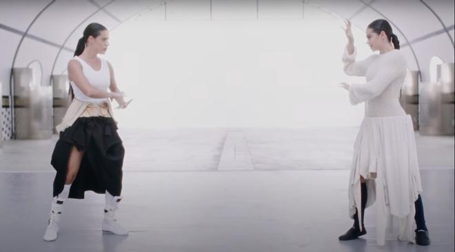 Rosalía y Björk en el videoclip de 'Oral'