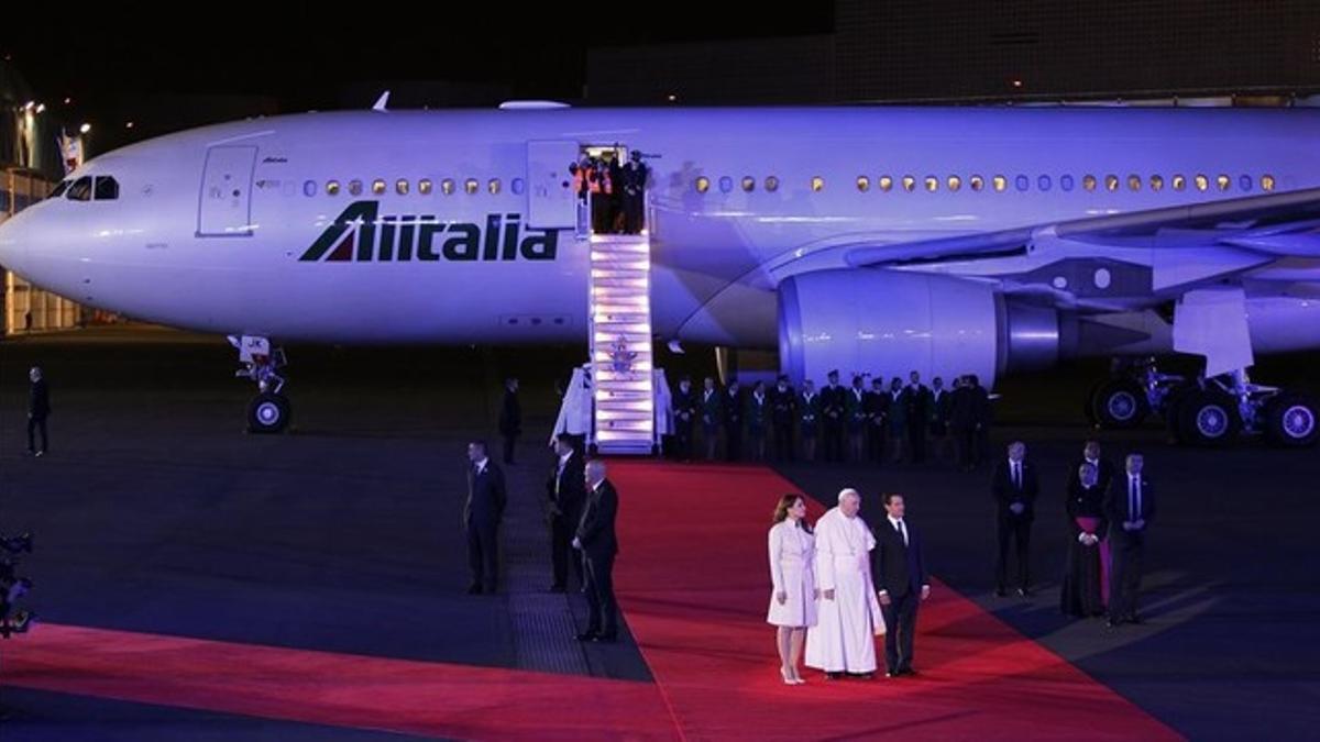 El Papa, con el presidente mexicano, Enrique Peña Nieto, tras descender del avión que le llevó a México.