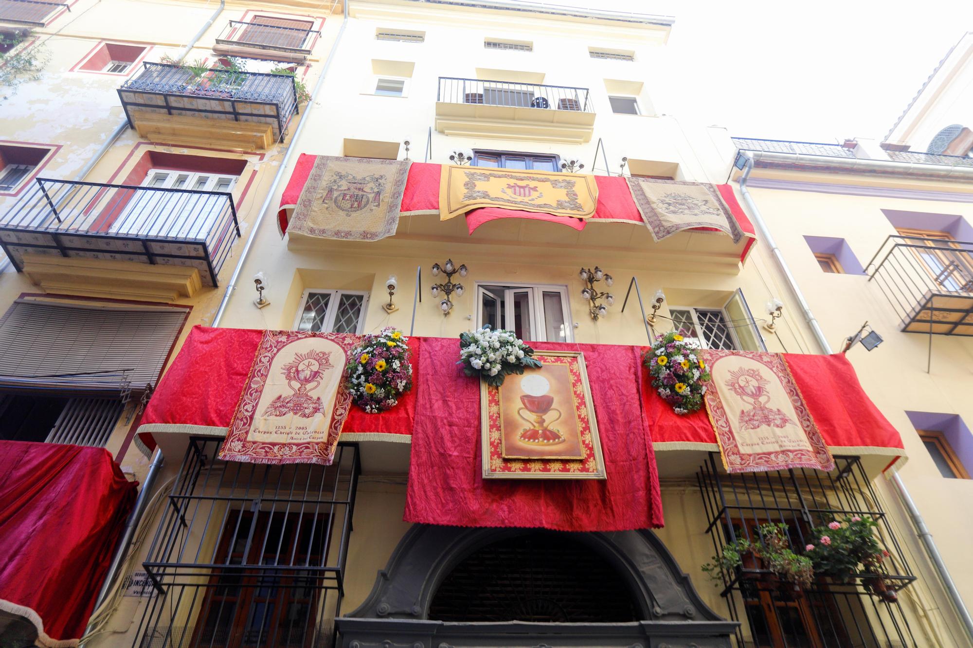 Sábado de Corpus: ambiente en la plaza, balcones y adornos florales