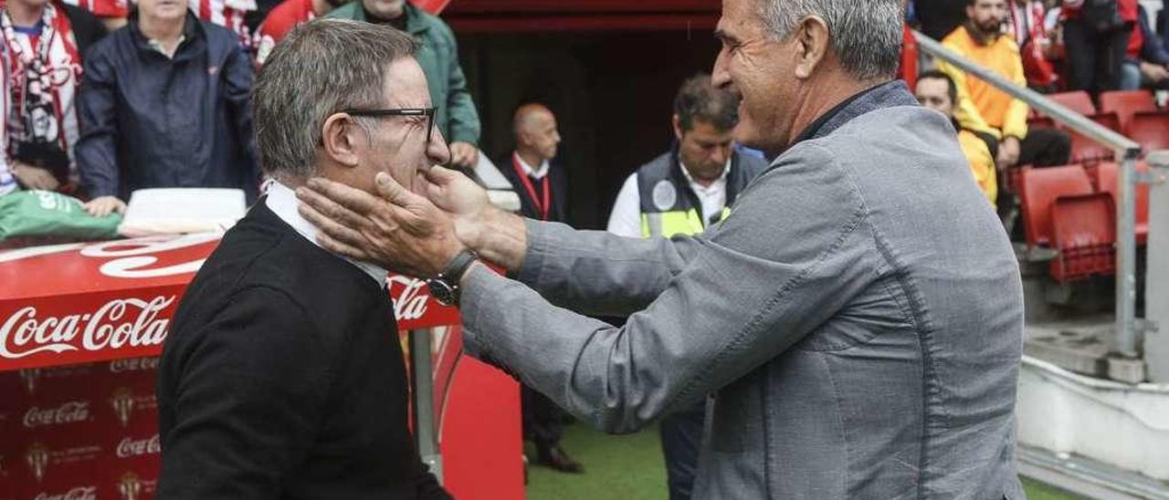 Paco Herrera, a la derecha, y Juan Antonio Anquela se saludan antes del partido del sábado.