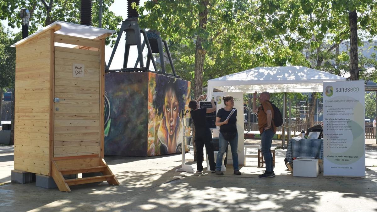 Cabina de WC seco exhibida en el Mercat de la Terra del Poble Sec