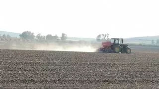 Fallece un hombre de 72 años tras volcar un tractor en un camino rural en Ronda
