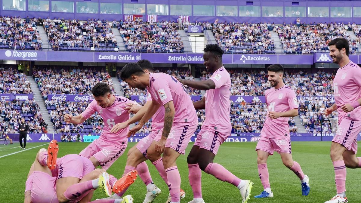 Jugadores del Eldense celebran un gol que posteriormente sería anulado en Valladolid