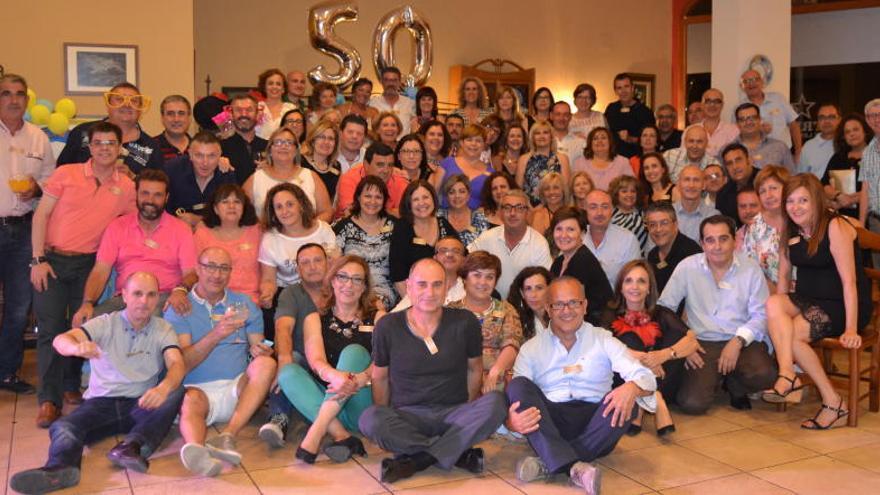 Una foto de la promoción del 65 de Almoradí del IES Antonio Sequeros