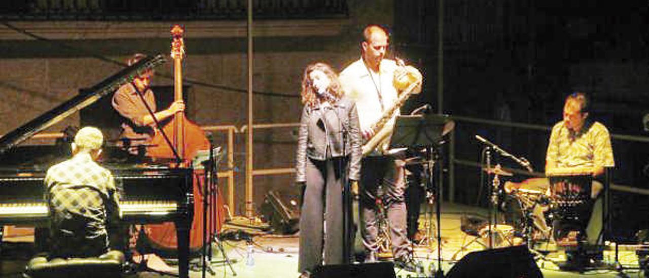 José Carra (piano) Sextet, ayer en la actuación en Cangas. // Santos A.