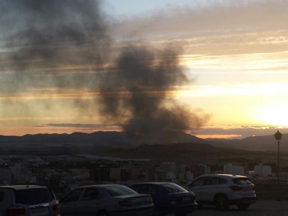 El viento de Poniente está arrastrando la densa columna de humo negro al casco urbano