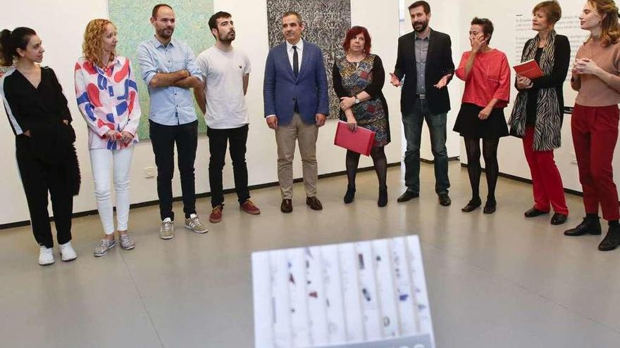 Presentación de &quot;Circuitos de artes plásticas&quot;, ayer, en la sala Borrón. De izquierda a derecha, los artistas Ana Esteve, Denica Veselinova, Federico Miró y Javier Rodríguez; el viceconsejero de Cultura del Principado, Vicente Domínguez; la responsable de la sala Borrón, María José Baragaño; el asesor de arte de la Comunidad de Madrid, Javier Martín-Jiménez; la comisaria de la muestra, Virginia Torrente; la directora de Laboral Centro de Arte y Creación Industrial, Karin Ohlenschlägger, y la artista Julia Llerena.