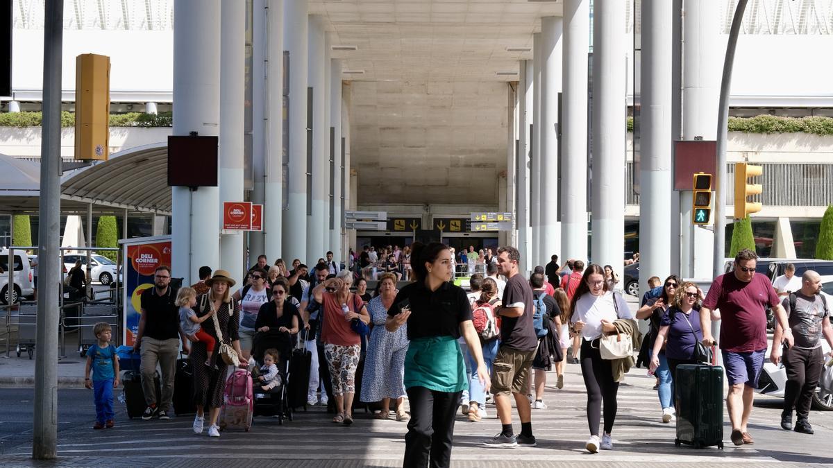 Pasajeros salen masivamente de la terminal de llegadas del aeropuerto de Palma