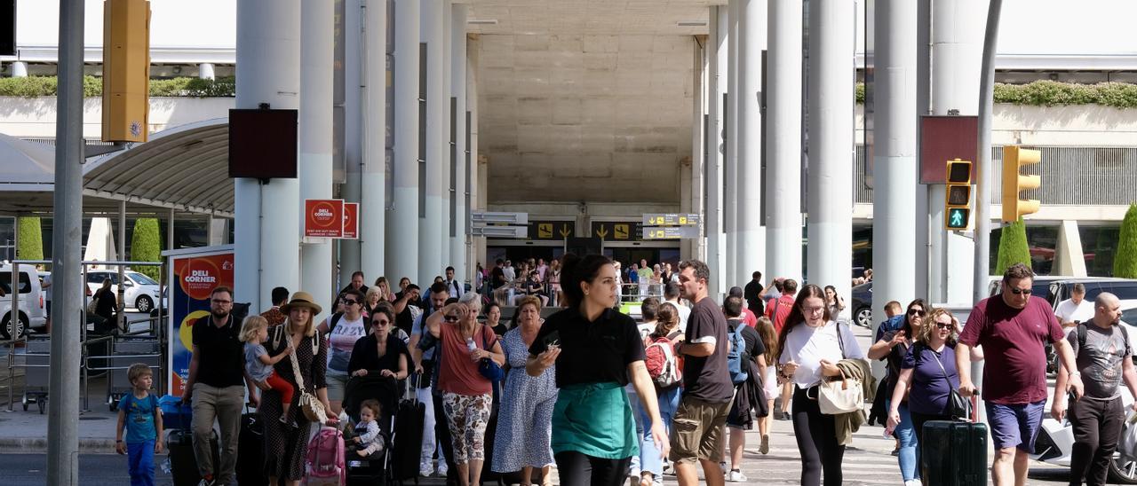 Pasajeros salen masivamente de la terminal de llegadas del aeropuerto de Palma