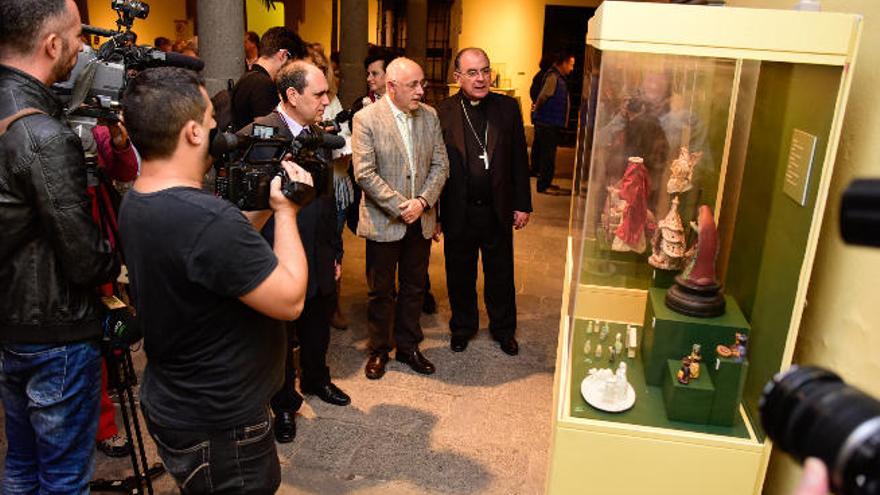 Antonio Morales atiende las explicaciones del obispo Cases en la apertura de &#039;Nacimientos del Mundo&#039;, anoche en la Casa de Colón