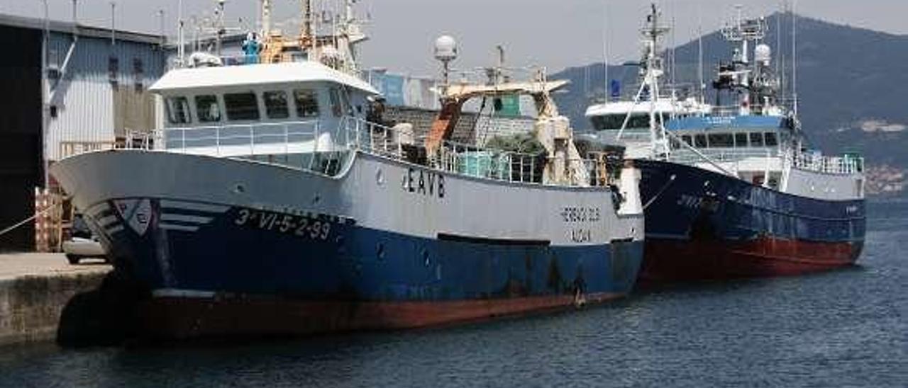 Arrastreros amarrados al muelle de O Berbés, en Vigo. // R. Grobas